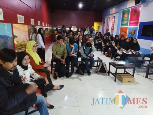 Para peserta Sinau Sejarah saat mengikuti diskusi di Museum Mpu Purwa Kota Malang. (Foto: Disbudpar Kota Malang for MalangTIMES)