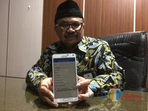 Kepala Bapenda Kabupaten Malang Dr Purnadi saat menunjukkan aplikasi Simpal BPHTB (Foto : Ashaq Lupito / MalangTIMES)