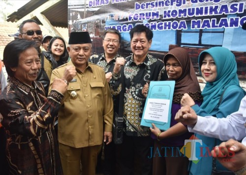 Plt Bupati Malang Sanusi (berpeci hitam) bersama Forum Komunikasi Warga Tionghoa Malang Raya dalam program bedah rumah di wilayah Pagelaran. (Nana)