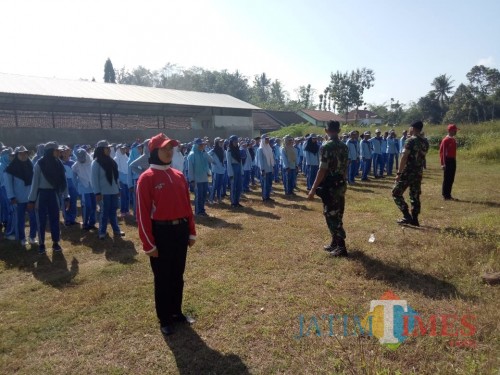 Siswa baru SMAN 1 Tanggul saat mendapat pelatihan disiplin dari anggota Yonif R 515 Tanggul (foto : istimewa / JatimTIMES)