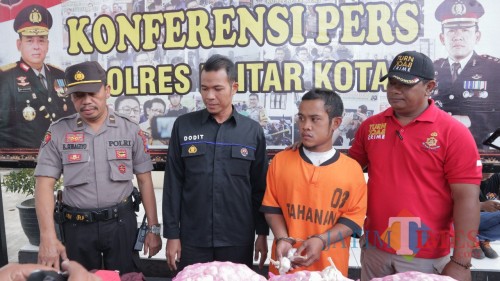 Tersangka Wawan alias Ganden dan BB diamankan Polisi