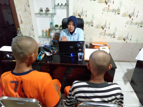 Tersangka kasus persetubuhan dan pencabulan saat dimintai keterangan penyidik UPPA Satreskrim Polres Malang (Foto : UPPA Satreskrim Polres Malang for MalangTIMES)