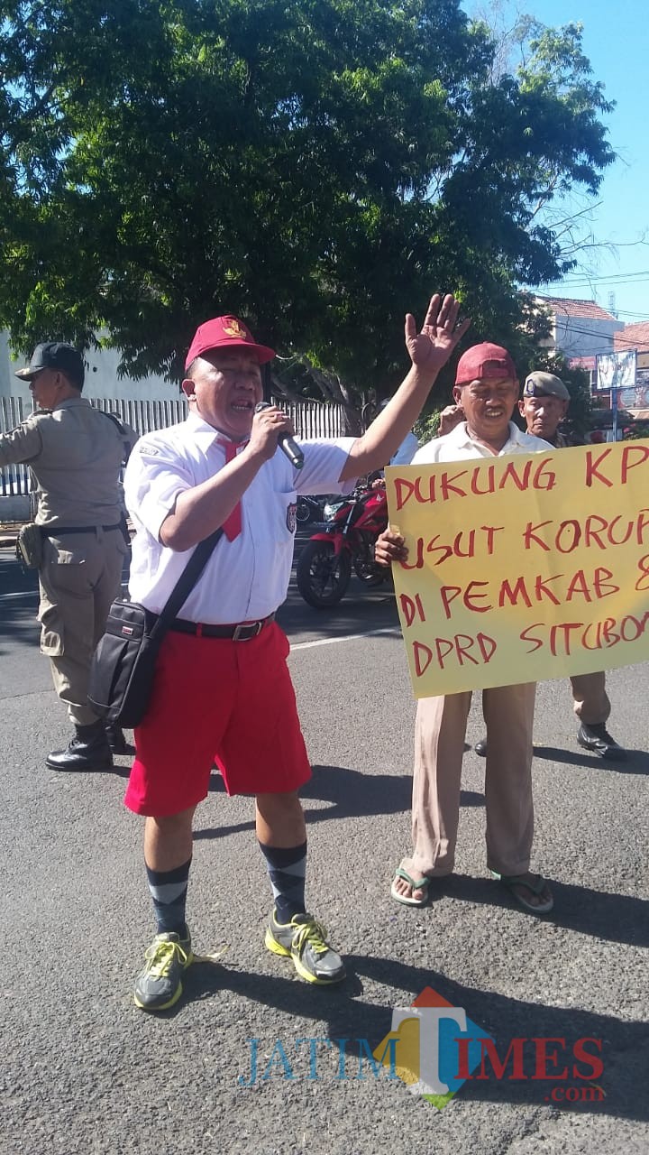 Aksi demo tunggal Direktur LSM Gempur (Foto Heru Hartanto / SitubondoTIMES)