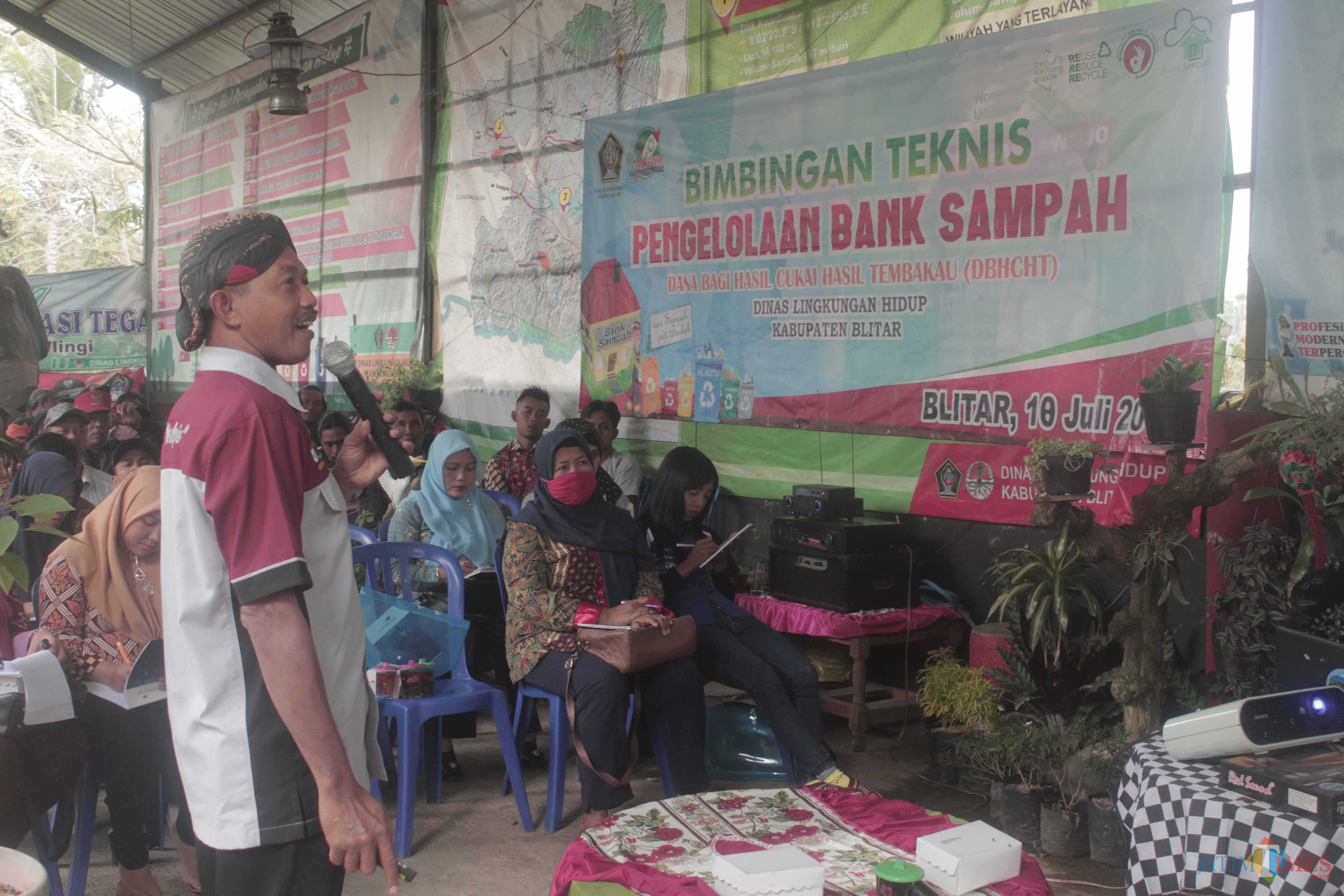 Bimtek Bank Sampah di TPA Tegalasri. (Foto: Aunur Rofiq/BlitarTIMES)