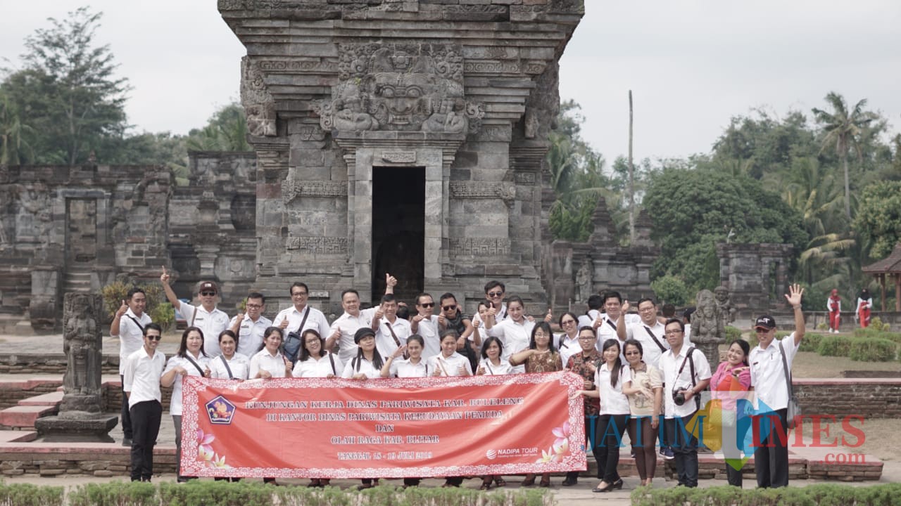 Dispar Buleleng saat kunjungan ke Candi Penataran.(Foto : Malik Naharul/BlitarTIMES)