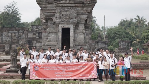 Dispar Buleleng saat kunjungan ke Candi Penataran.(Foto : Malik Naharul/BlitarTIMES)