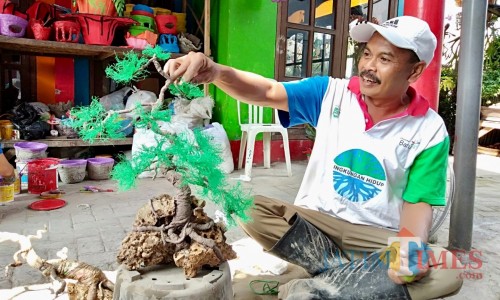 Eko saat membuat replikas bonsai di rumahnya Desa Torongrejo, Kecamatan Junrejo. (Foto: Irsya Richa/MalangTIMES)