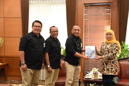 Gubernur Khofifah (kanan) saat menerima audiensi dari direksi PT SIER di Kantor Gubernur Jatim.