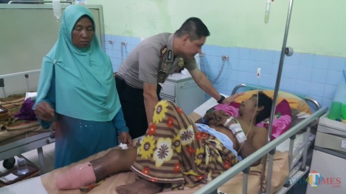 Kapolres Probolingg Kota AKBP Alfian Nurrizal, saat menjenguk korban ledakan Matsuli di RSUD dr M Saleh, beberapa hari lalu (Agus Salam/Jatim TIMES)