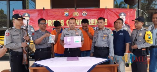 Kedua pelaku sabu saat ditunjukkan ke media oleh Kapolsek Wuluhan AKP. Musyofah (tengah) (foto : istimewa / JatimTIMES)