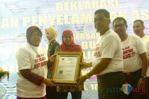 Kejati Jatim Sunarta ketika menyerahkan aset ke Wali Kota Surabaya Tri Rismaharini