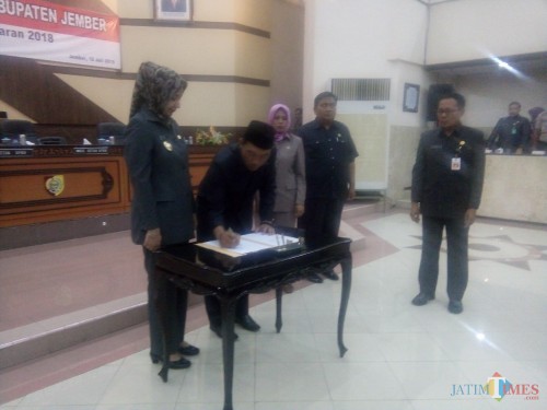 Ketua DPRD Jember Pujo Ardi Prabowo dan Bupati Jember dr. Hj. Faida MMR saat menandatangani Perda LPP APBD 2018 (foto : Moh. Ali Makrus / JatimTIMES)