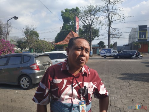 Ketua Umum PSSI Kota Malang, Haris Thofly (Hendra Saputra)