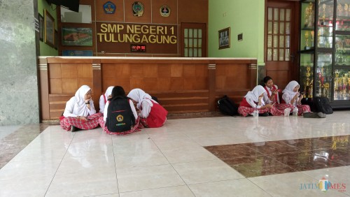 Lobby SMPN 1 Tulungagung (foto : Joko Pramono/JatimTIMES)