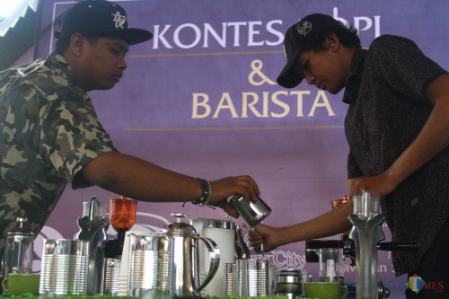 Para peserta Kontes Kopi dan Barista 2019 di Kota Malang tengah beradu membuat latte art. (Foto: Nurlayla Ratri/MalangTIMES)