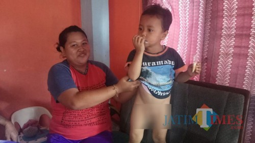 Rehan, bocah yang diduga dikhitan jin bersama Ibunya Riski Amalia