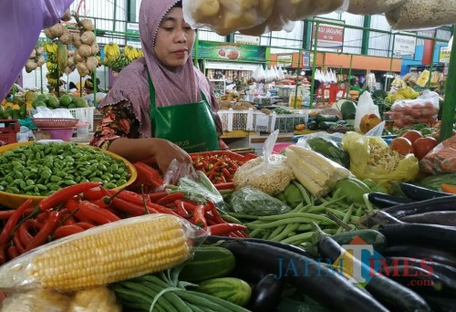 Salah satu aktivitas pedagang cabai di Pasar Oro- Oro Dowo Kota Malang. (Arifina Cahyanti Firdausi/MalangTIMES)