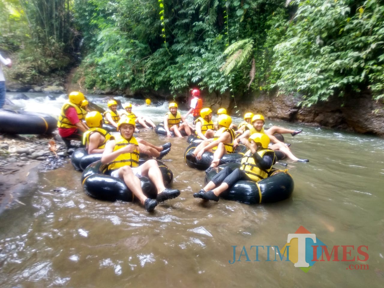 Seru, River Tubing di Lekso Adventure.(Foto : Malik Naharul/BlitarTIMES)