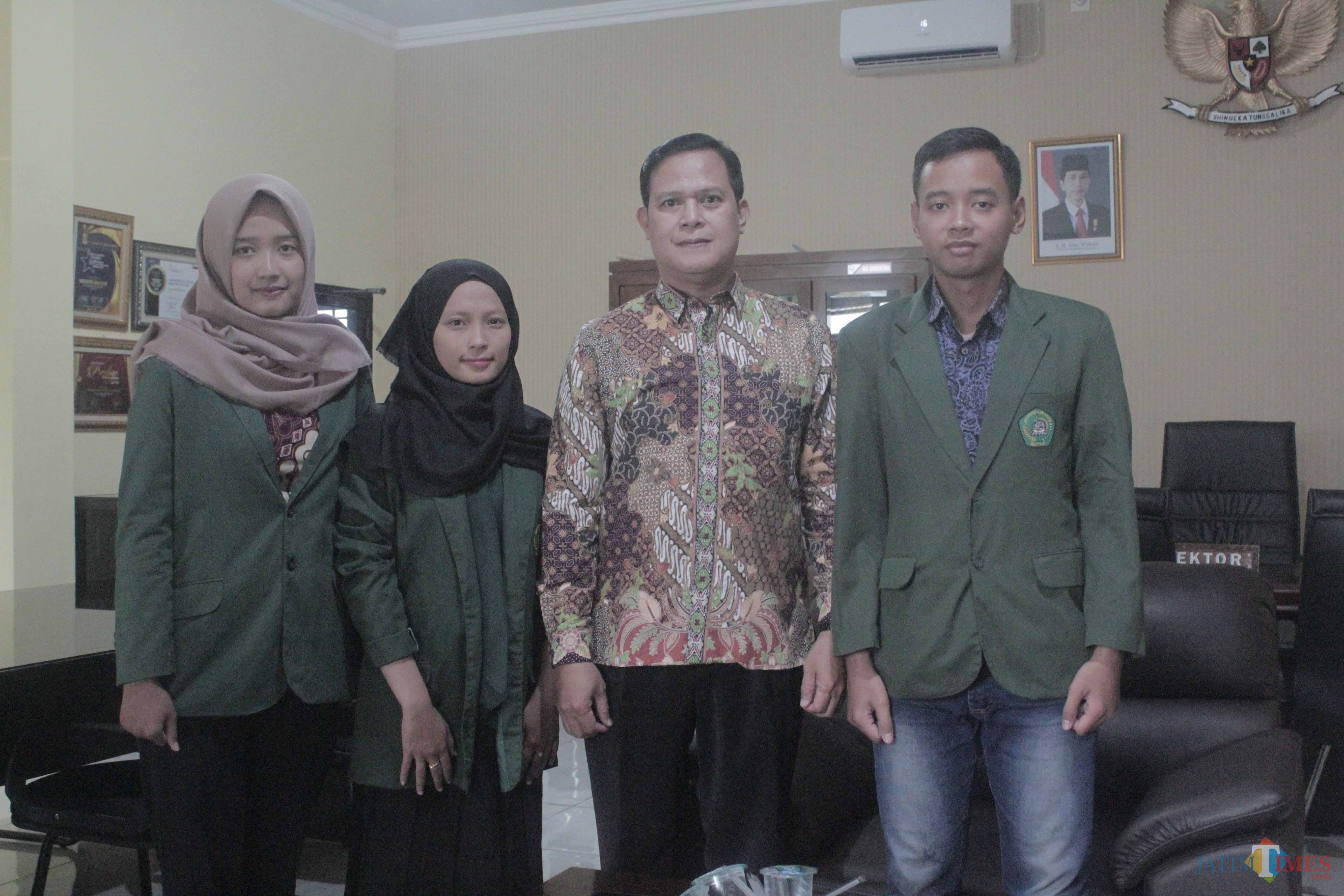 Wakil Rektor III Unisba Blitar Hery Suprayitno bersama tiga mahasiswa Akuntansi yang meneliti perblantikan hewan.(Foto : Aunur Rofiq/BlitarTIMES)