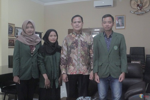 Wakil Rektor III Unisba Blitar Hery Suprayitno bersama tiga mahasiswa Akuntansi yang meneliti perblantikan hewan.(Foto : Aunur Rofiq/BlitarTIMES)