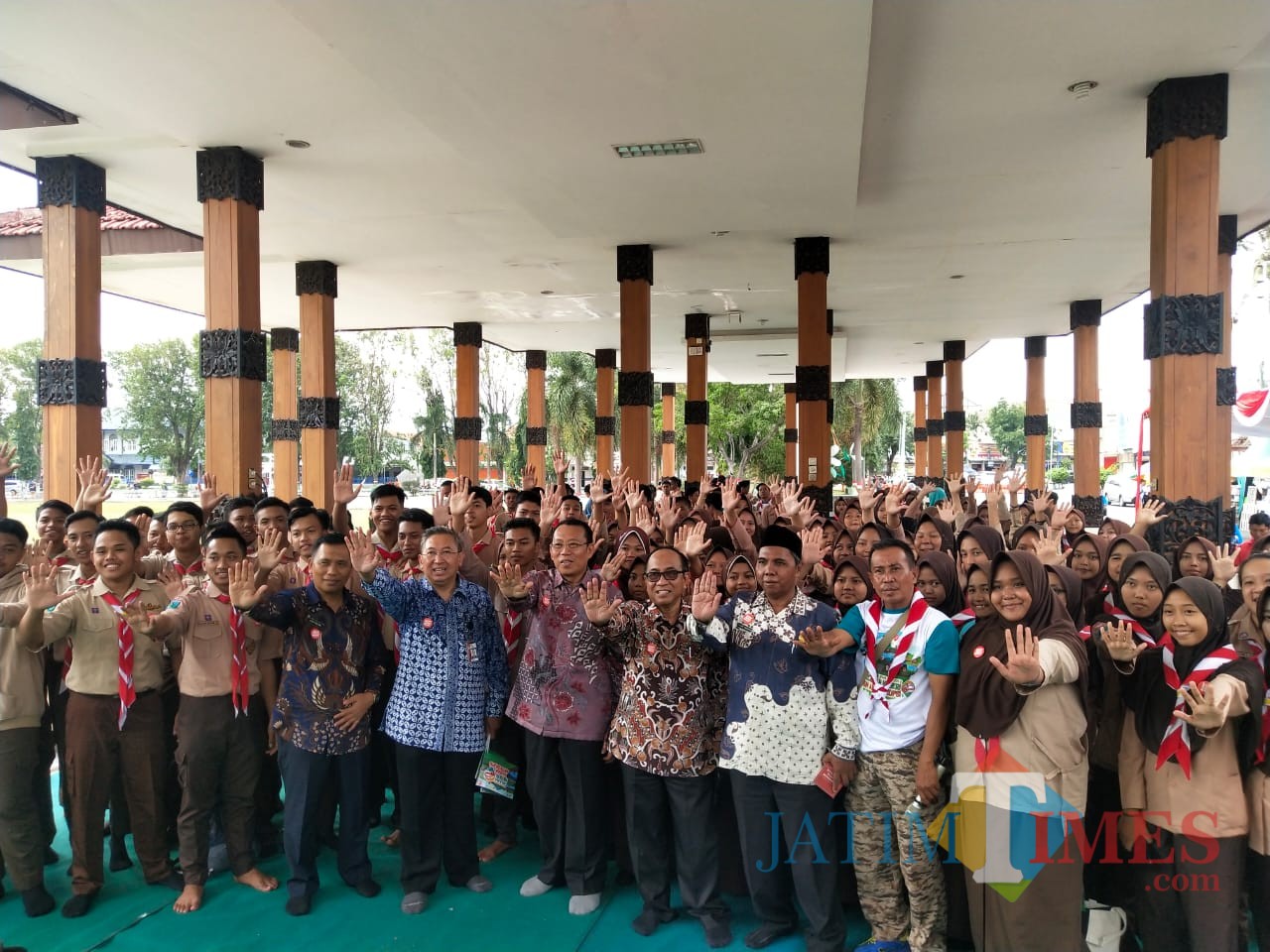 Foto bersama penasihat KPK, bupati, wabup, kadispendikbud dan para pelajar. (Foto Sony Haryono/Situbondo TIMES)