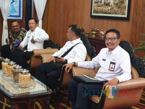 Kepala DPKPCK Kabupaten Malang Wahyu Hidayat (kanan)