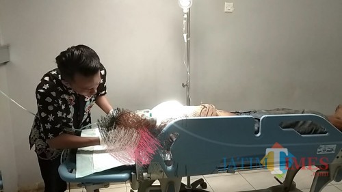 Korban saat mendapat perawatan di RSUD dr Abdoer Rahem Situbondo (Foto Heru Hartanto/Situbondo TIMES)
