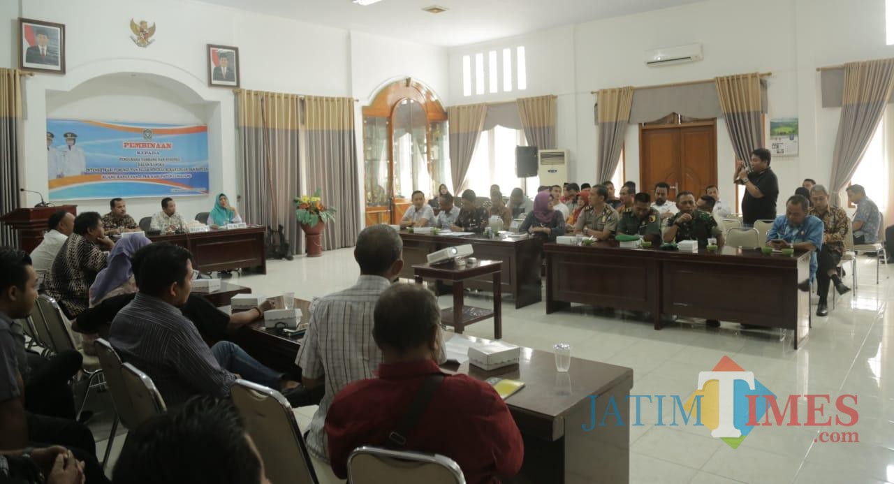 Pembinaan kepada pengusaha tambang di Lumajang (Foto : Moch. R. Abdul Fatah / Jatim TIMES)