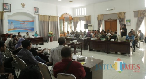 Pembinaan kepada pengusaha tambang di Lumajang (Foto : Moch. R. Abdul Fatah / Jatim TIMES)