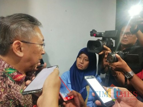 Penasihat KPK Budi Santoso (baju batik) saat diwawancarai wartawan. (Foto Heru Hartanto / Situbondo TIMES)
