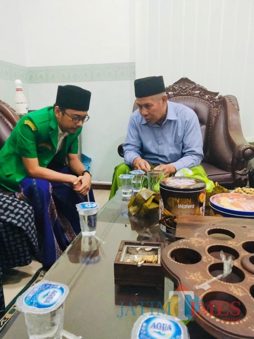 Ra Ghufron bersama Ketua PWNU Jatim Kiai Marzuki Mustamar