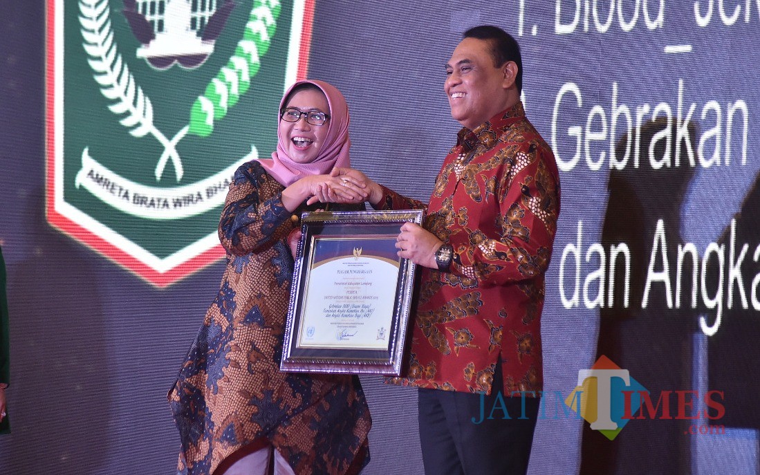 Wakil Bupati Lumajang Ir. Indah Amperawati ketika menerima penghargaan (Foto : Moch. R. Abdul Fatah / Jatim TIMES)