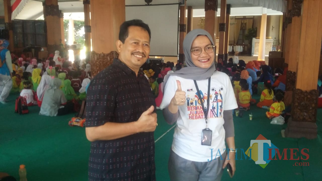 Deputi KPK dan Kabid Dikmas saat berada di lokasi edukasi anti korupsi (Foto :Sony Haryono / SitubondoTIMES)