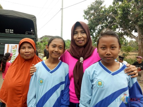 Guru PAUD Lebaksari, Lasmiati (di antara anak SD, urutan kedua dari kiri). (Foto: Imarotul Izzah/MalangTIMES)