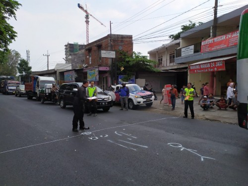 Petugas yang tengah melakukan olah TKP (Unit Laka)
