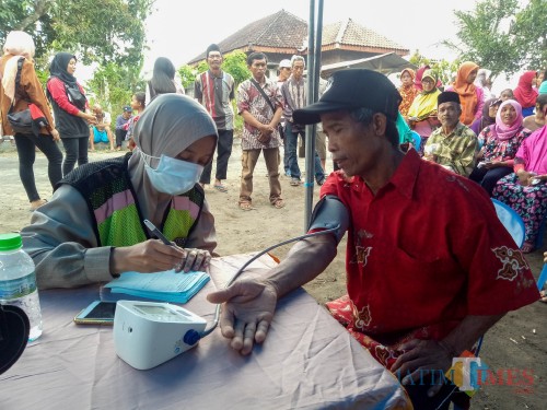 Salah satu warga dusun Lebaksari yang menjalani pemeriksaan kesehatan. (Foto: Imarotul Izzah/MalangTIMES)