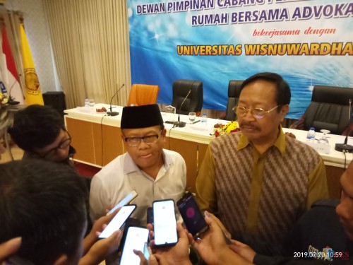 Sekjen Peradi Sugeng Teguh Santoso dan Ketua Aptisi Indonesia, Suko Wiyono (Anggara Sudiongko/MalangTIMES)