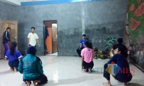 Beberapa orang sedang berlatih di Padepokan Gunung Ukir, Desa Torongrejo,Kecamatan Junrejo.