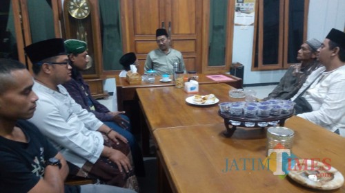 Delegasi APD Nusantara (kiri) saat sowan Kyai Tanjung.(Foto : Aunur Rofiq/BlitarTIMES)