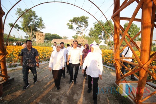 Gubernur Jatim Khofifah Indar Parawansa bersama Bupati Kediri Hj Haryanti Sutrisno mengunjungi Desa Wisata di Papar Kabupaten Kediri. (eko Arif s /JatimTimes)