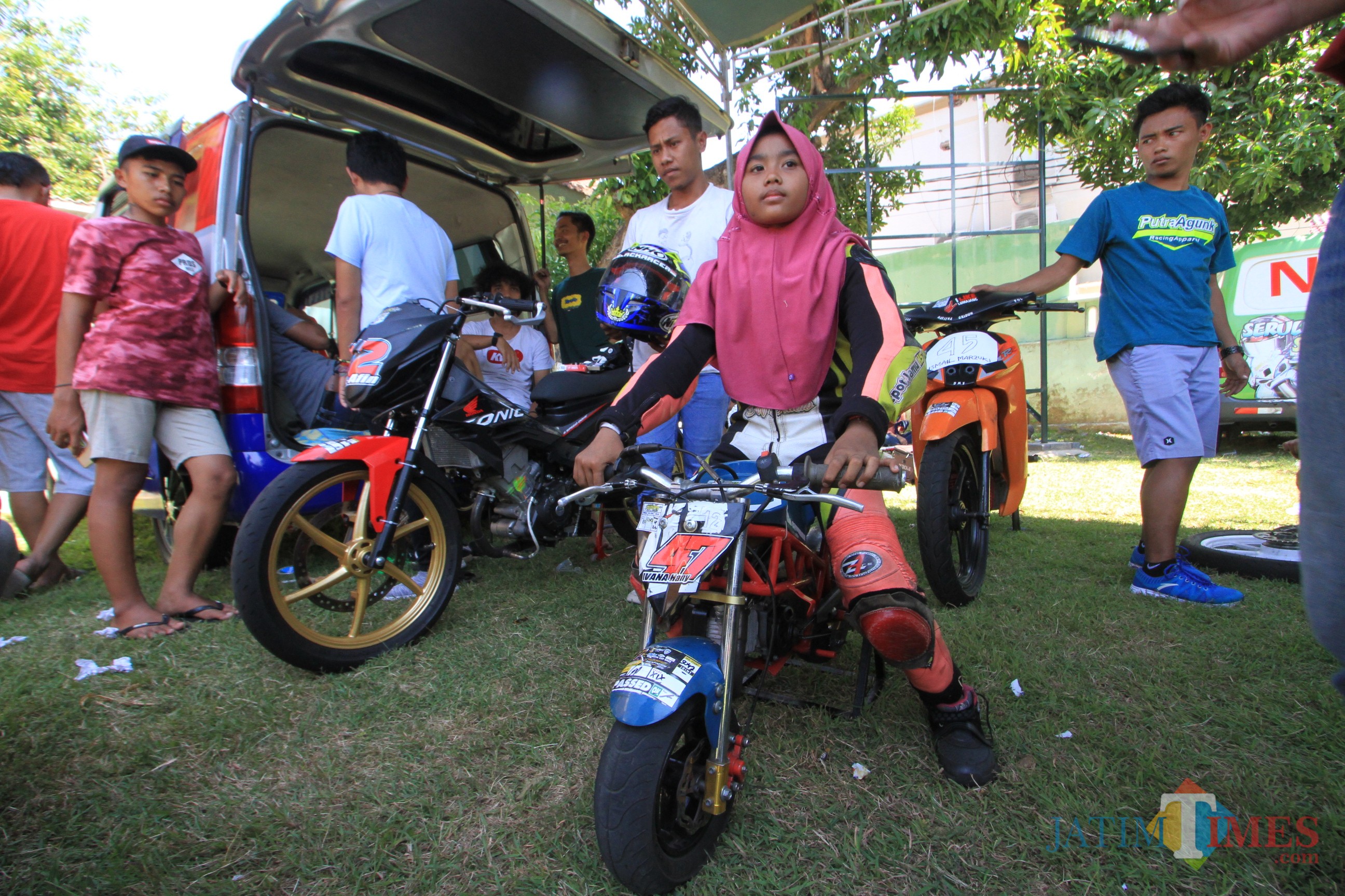 Ifana Hani Atira , pembalap cilik sesaat sebelum bertanding (Agus Salam/Jatim TIMES)