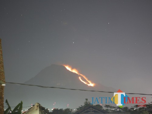 Kondisi kebakaran di Lereng Gunung Panderman. (Foto: Istimewa)