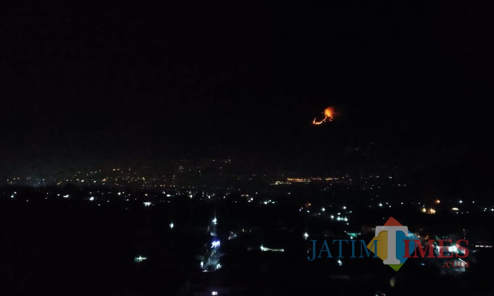 Penampakan dari kejauhan kebakaran di Lereng Gunung Panderman. (Foto: Istimewa)