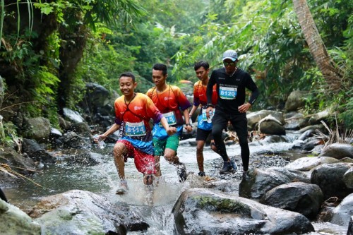 Peserta Banyuwangi Ijen Green Run sedang melintasi rute sungai