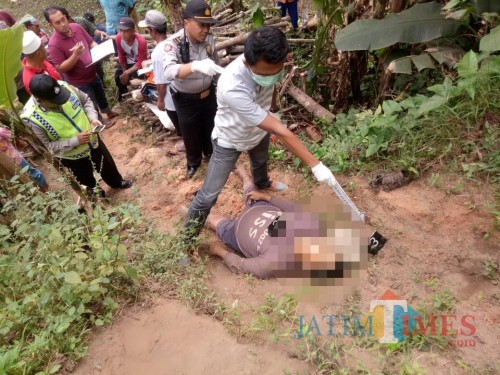 Polisi saat melakukan olah TKP di lokasi penemuan mayat. (Foto : Polsek Tumpang for MalangTIMES)