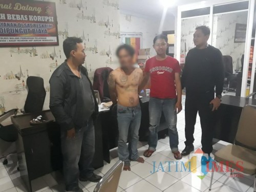 Tersangka kasus sodomi (telanjang dada) saat dilimpahkan ke UPPA Satreskrim Polres Malang. (Foto : Humas Polres Malang for MalangTIMES)