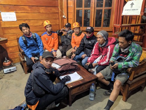 Tim pencarian bersama dua pendaki Gunung Panderman Kota Batu saat berada di pos pantau Gunung Panderman, Minggu (21/7/2019). (Foto: istimewa)