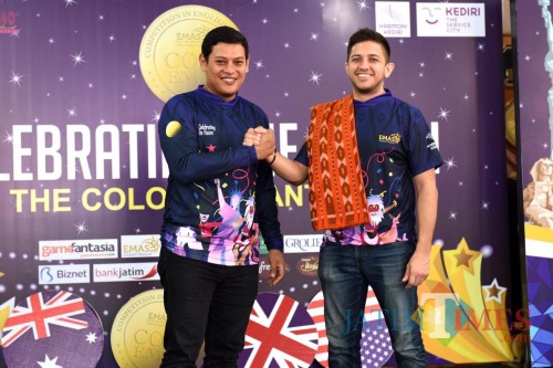 Wali Kota Kediri Abdullah Abu Bakar bersama Mr.Dennis dalam gelaran kompetisi Coin Emas 2019. (eko Arif s /JatimTimes)