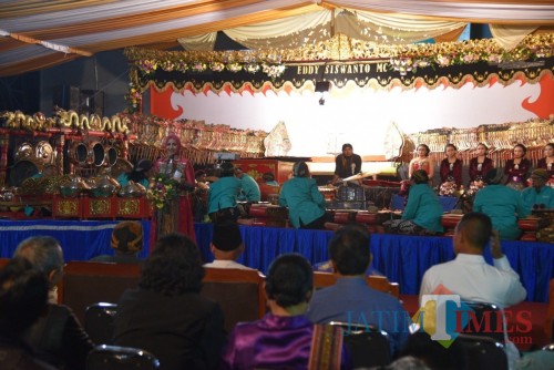 Bupati Jember dr Hj Faida MMR saat memberikan sambutan pada HUT Ke-59 Adhiyaksa di halaman Kantor Kejaksaan Negeri Jember. (foto: istimewa / Jatim TIMES)