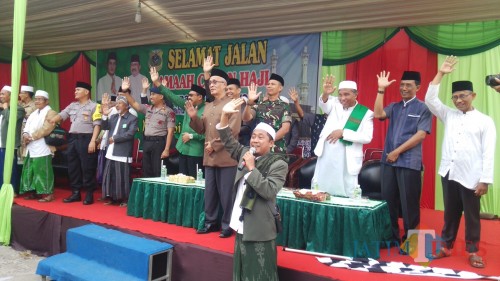 Bupati Salwa Arifin melepas calon jamaah haji Bondowoso bersama dengan masyaikh dan beberapa pejabat terkait (photo: isma/BondowosTIMES)